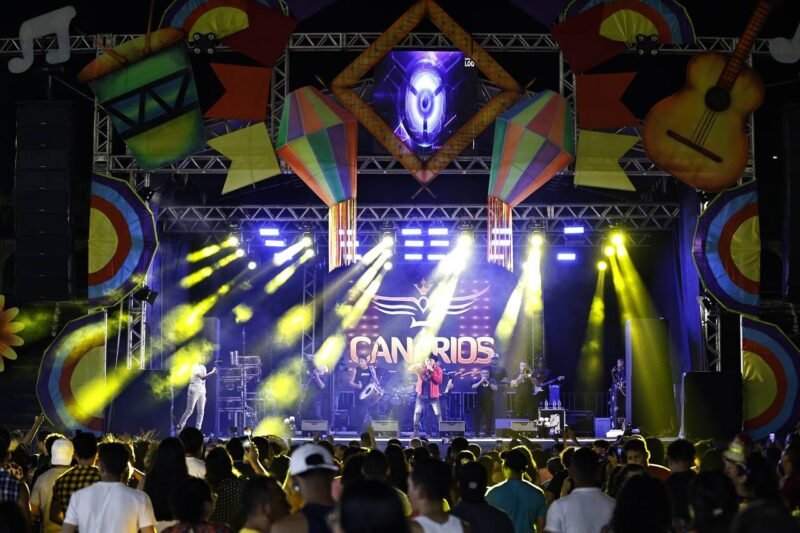 Apresentação inédita da atração nacional Canários do Reino (Foto: David Martins/SEC) Atração nacional Canários do Reino encanta público no Festival Folclórico do Amazonas