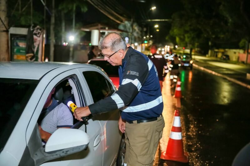 Fiscalização do Detran Amazonas (Foto: Divulgação/Detran-AM) Detran-AM autua mais de 350 veículos por infrações cometidas no final de semana