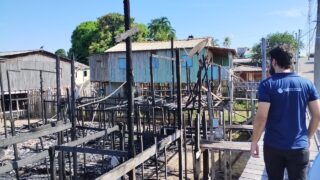 DPE-AM presta atendimento às vítimas de incêndio que destruiu 14 casas em Nhamundá