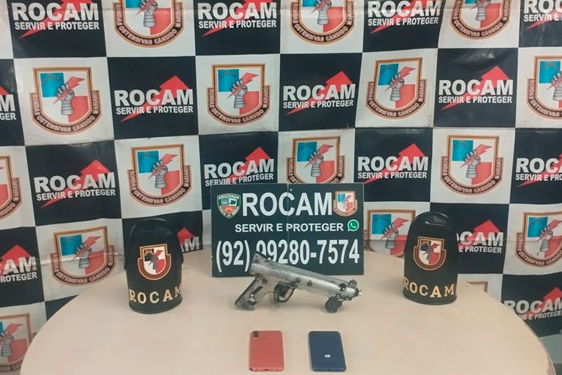 Arma de fogo apreendids e celulares de roubo (Foto: Divulgação/PMAM) Dupla é presa por relação em roubo na Zona Sul de Manaus