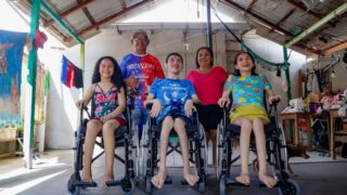 Em Parintins, casal com três filhos PcDs recebe cadeiras de rodas