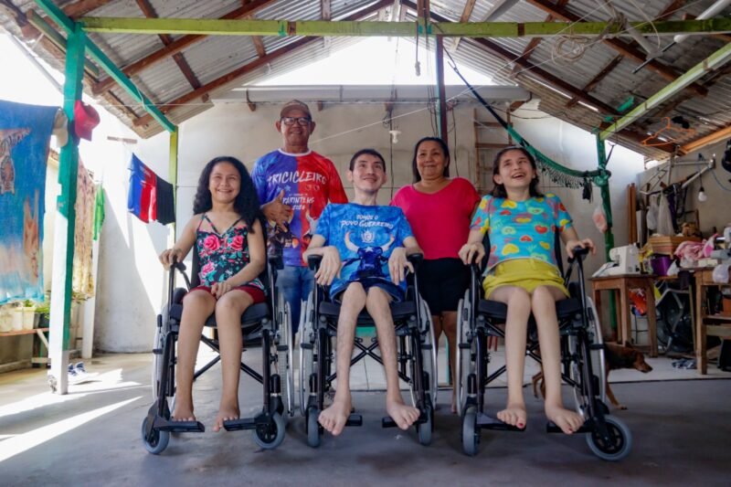 Família beneficiada com novas cadeiras de rodas (Foto: Lincoln Ferreira/Sejusc) Em Parintins, casal com três filhos PcDs recebe cadeiras de rodas