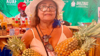 Festival de Parintins 2024: visitantes recebem abacaxis do Sepror