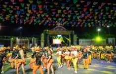 Grupos folclóricos e Banda Canários do Reino abrem Festival Folclórico do Amazonas