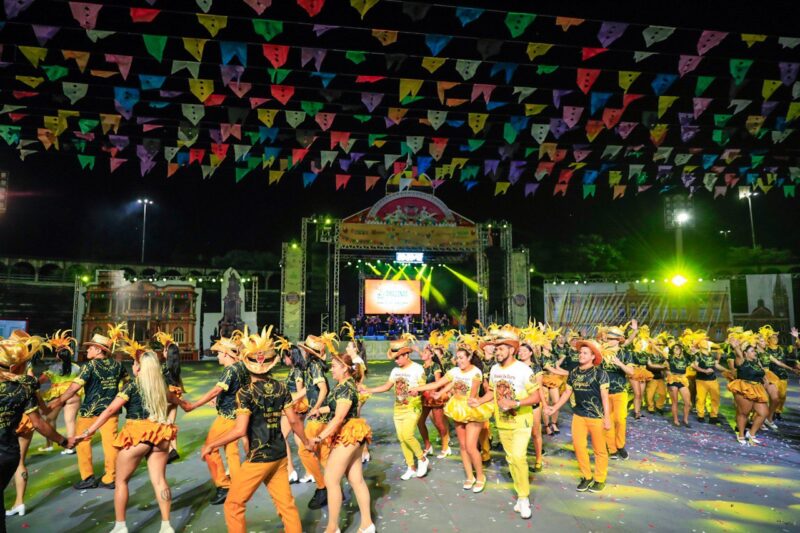 Grupos folclóricos e Banda Canários do Reino abrem Festival Folclórico do Amazonas