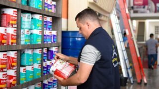 Loja de material de construção é autuada por vender produtos fora da data de validade