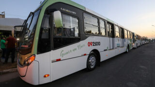 Prefeitura entrega 14 novos ônibus para atender 85 mil famílias no Viver Melhor