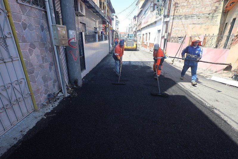 A rua Principal, com 210 metros de extensão, recebe a equipe do distrito de Obras (Foto: Márcio Melo/Seminf) Prefeitura realiza recapeamento na comunidade Santa Luzia