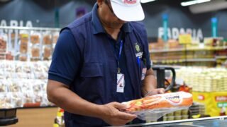 Supermercado é autuado por venda de 40kg de alimentos impróprios para consumo