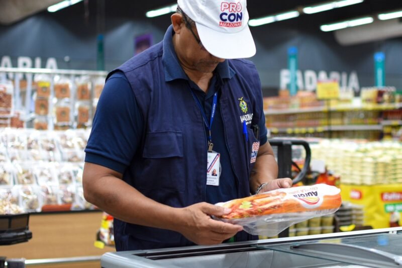 Supermercado é autuado por venda de 40kg de alimentos impróprios para consumo