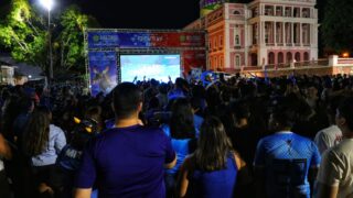 Torcedores dos dois bumbás reúnem-se no Largo São Sebastião para assistir a última noite