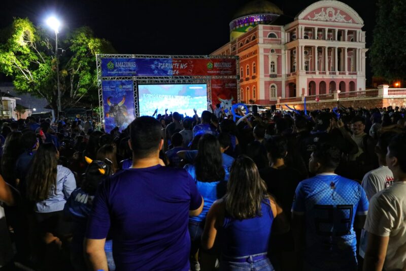 Torcedores dos dois bumbás reúnem-se no Largo São Sebastião para assistir a última noite