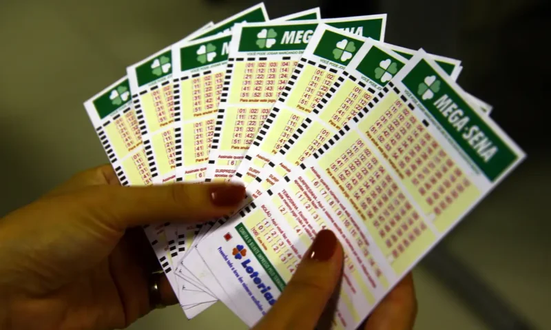 Mega-Sena (Foto: Marcello Casal Jr/Agência Brasil) Três apostas levam prêmio total de mais de R$ 102 milhões na Mega-Sena