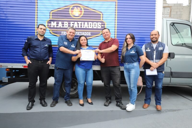 Diretor-presidente da Adaf, José Omena entrega certificado ao proprietário da empresa (Foto: Divulgação/Adaf) Adaf certifica nova indústria de alimentos