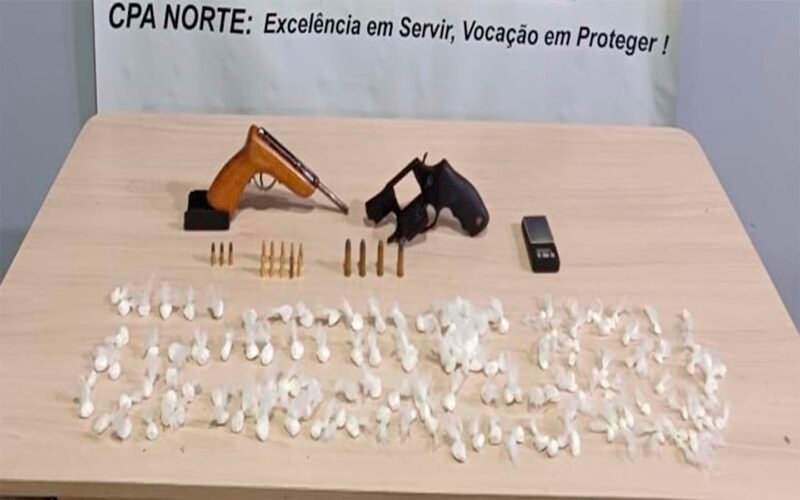 Material foi encontrado abandonado durante incursão na zona Norte (Foto: Divulgação/PMAM) Após denúncia, Polícia Militar apreende armas de fogo, droga e munições