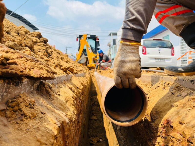 Implantação de rede de esgoto (Foto: Divulgação/Águas de Manaus) Avenida Umberto Calderaro Filho terá trecho interditado na próxima segunda-feira (5)
