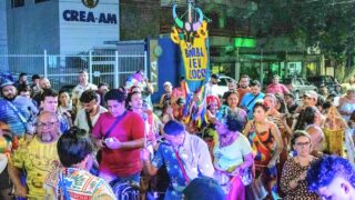 Bumba Meu Bloco leva cortejo carnavalesco fora de época ao Largo de São Sebastião