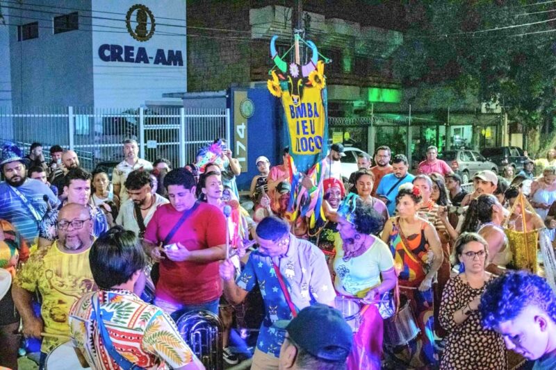 Bumba Meu Bloco leva cortejo carnavalesco fora de época ao Largo de São Sebastião