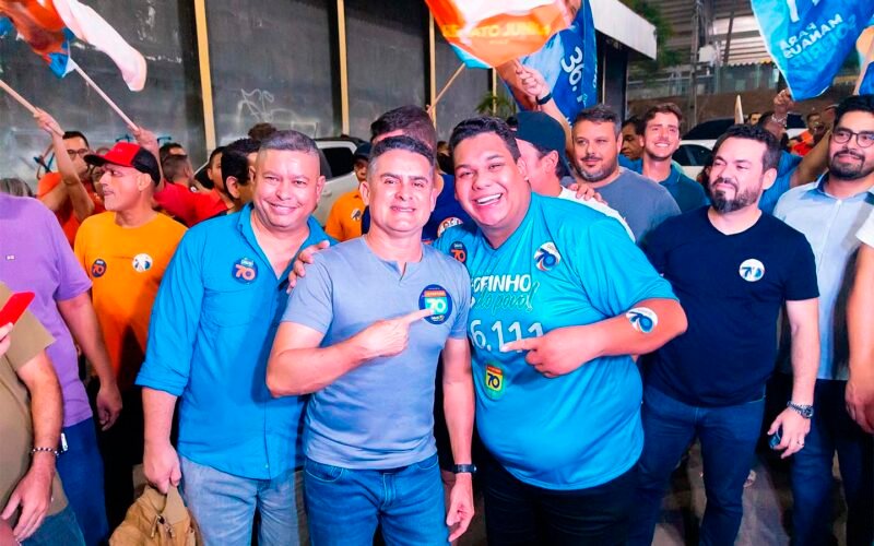 Candidato a vereador ‘Fofinho do Povo e prefeito David Almeida (Foto: Fotos: Deivison Silvan) Candidato a vereador ‘Fofinho do Povo’ participa de adesivaço do prefeito David Almeida