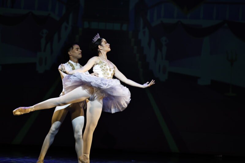 Balé Clássico “Cinderela” (Foto: David Martins/SEC) ‘Cinderela’ traz uma mistura de emoções e diversão, no palco do Teatro Amazonas