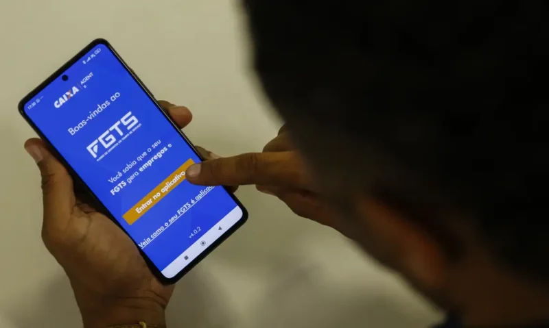 Aplicativo FGTS (Foto: Joédson Alves/Agência Brasil) FGTS distribuirá R$ 15,2 bi a trabalhadores; veja como será o cálculo