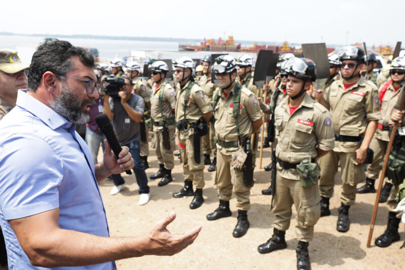 Governador reforça combate às queimadas com envio de 200 bombeiros para o interior e entrega de viaturas