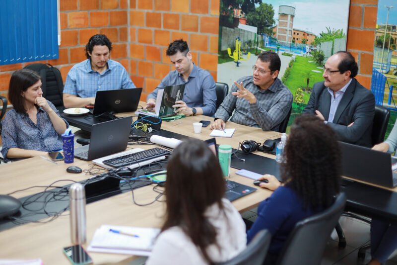 A reunião aconteceu na sede da Unidade Gestora de Projetos Especiais (UGPE) (Foto: Tiago Correa/UGPE) Governo avança em projeto de saneamento básico para comunidades ribeirinhas do Amazonas
