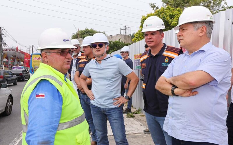 Prefeito David Almeida vistoria instalação de vigas do viaduto Márcio Souza