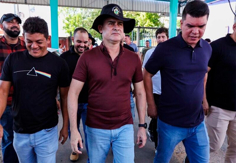Prefeito David Almeida, durante visita técnica em feira da Compensa (Foto: Divulgação) Prefeito inspeciona feira modelo da Compensa para revitalização da estrutura