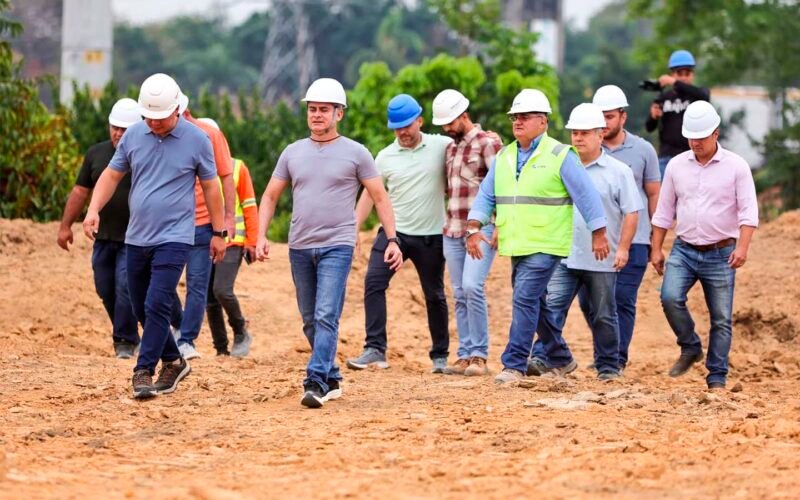 Prefeito vistoria avanço da obra do viaduto Márcio Souza que chega a 60% de execução