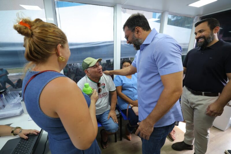 Wilson Lima acompanha chegada de serviços da Carreta da Saúde no bairro Grande Vitória