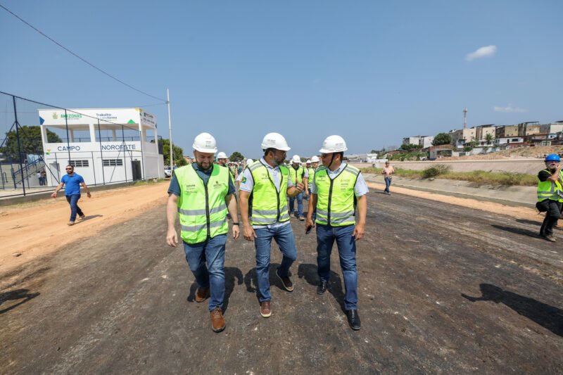 Governador Wilson Lima, acompanhou a fase final de obras da ligação viária na zona Sul (Foto: Alex Pazuello/Secom) Wilson Lima acompanha fase final de obras na ligação viária das avenidas Silves e Maués