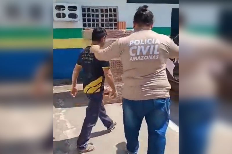 O homem foi levado para a delegacia (Foto: Divulgação/PC-AM) Em Itapiranga, pai é preso por engravidar a própria filha