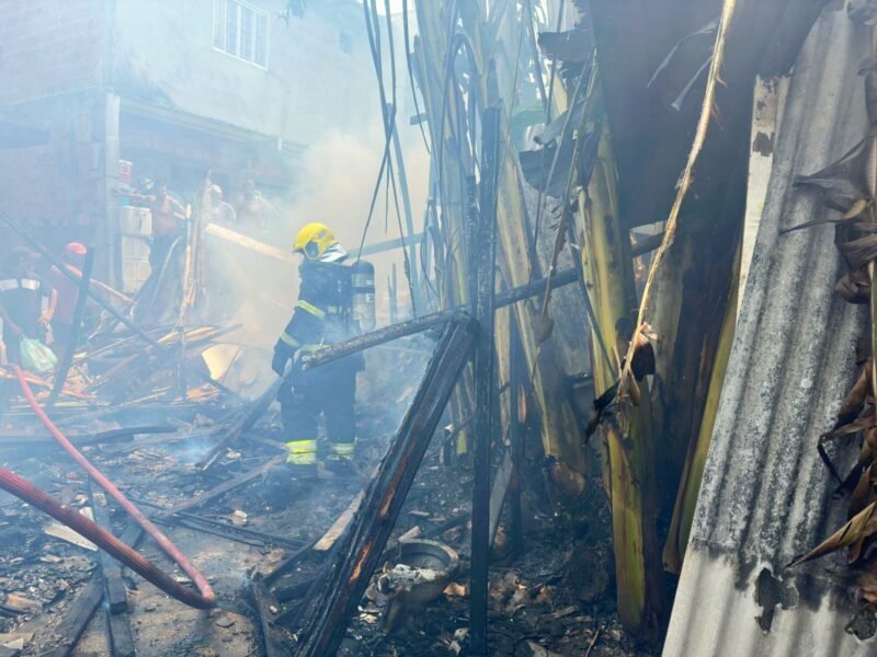 Incêndio no bairro Petrópolis (Foto: Divulgação/CBMAM) Em Manaus, 33 incêndios são combatidos no fim de semana