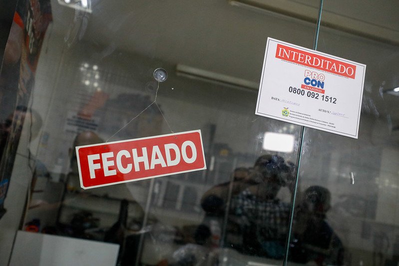 Durante a ação, uma loja de celulares localizada na região central de Manaus foi interditada (Foto: Mauro Neto/Secom) Amazonas deflagra operação RecuperaFone no Centro de Manaus