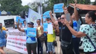 Central de Medicamentos se torna alvo de protestos por pais de crianças PCDs