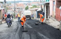 Comunidades da zona Leste de Manaus recebem serviços de pavimentação da prefeitura