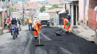 Comunidades da zona Leste de Manaus recebem serviços de pavimentação da prefeitura