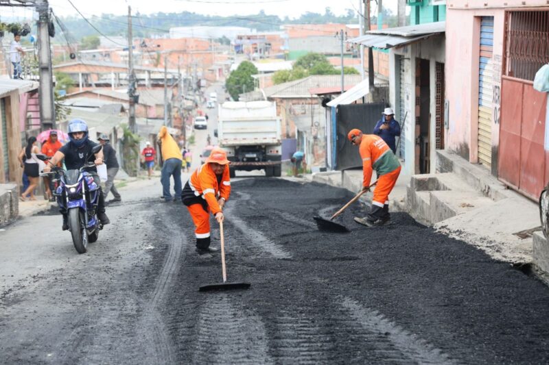 Comunidades da zona Leste de Manaus recebem serviços de pavimentação da prefeitura