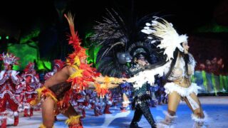 Guerreiros Mura imergem na floresta amazônica e revela os mistérios da noite