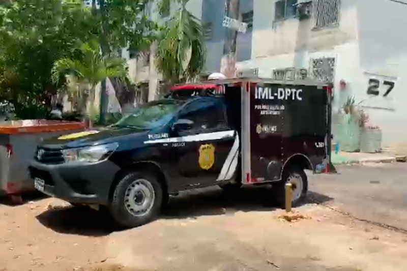 Equipe do IML para remover o corpo (Foto: Reprodução) Homem é morto em área de mata no conjunto Eldorado, em Manaus