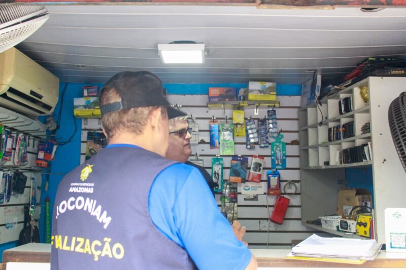 A fiscalização foi realizada em todas as zonas da capital amazonense (Foto: Victor Levy/SSP-AM) RecuperaFone: Nesta semana, mais de 20 lojas foram vistoriadas por agentes da CIF