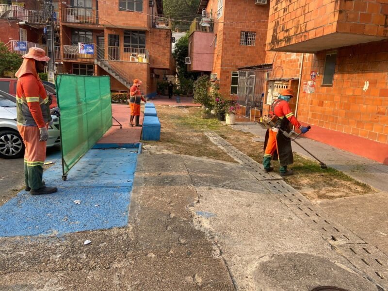 A ação conta com um efetivo de mais de 600 homens envolvidos nos trabalhos (Foto: Divulgação) Parques e áreas do Prosamim recebem ação de manutenção e limpeza da prefeitura