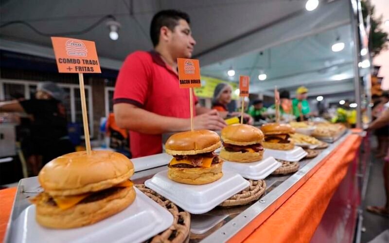 Hambúrguer artesanal (Foto: Divulgação) ‘Passo a Paço 2024’ reúne opções regionais da gastronomia no Centro Histórico de Manaus