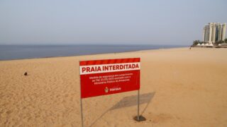 Praia da Ponta Negra segue interditada para banho em razão da estiagem do rio Negro