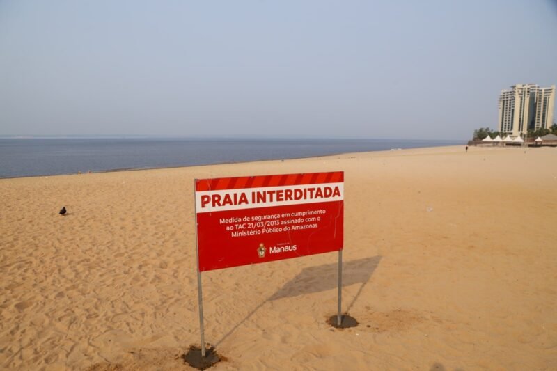 A praia da Ponta Negra já recebeu mais de 20 placas informativas sobre a proibição (Foto: Divulgação) Praia da Ponta Negra segue interditada para banho em razão da estiagem do rio Negro
