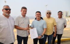 Prefeito David Almeida anuncia interdição da praia da Ponta Negra