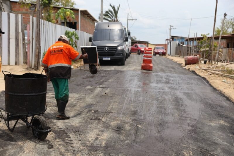 Prefeitura de Manaus melhora a trafegabilidade das ruas em solo natural no bairro Colônia Antônio Aleixo