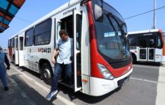 Prefeitura entrega mais ônibus novos e com ar-condicionado para a população