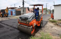 Prefeitura recapeia novo trecho na comunidade Cidade do Leste